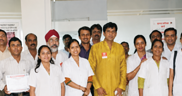 Arzoo Swabhiman Nagrik Samiti blood donation camp volunteers and medical staff in Mumbai